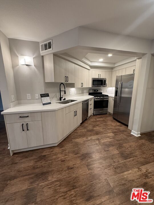 Foto principal - 7660 Beverly Blvd