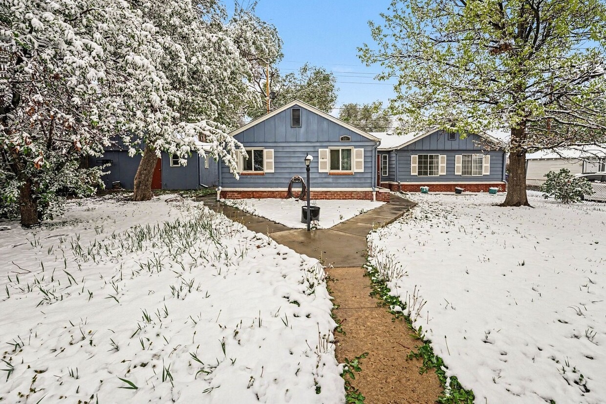 Charming 3-Bedroom Home with Garage & Fenced Yard – Great Location - Charming 3-Bedroom Home with Garage & Fenced Yard – Great Location