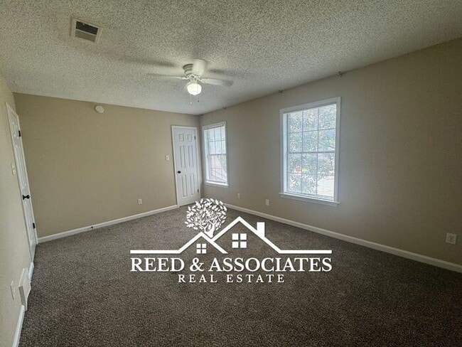 Building Photo - 2 Bedroom Townhome in Southeast Area