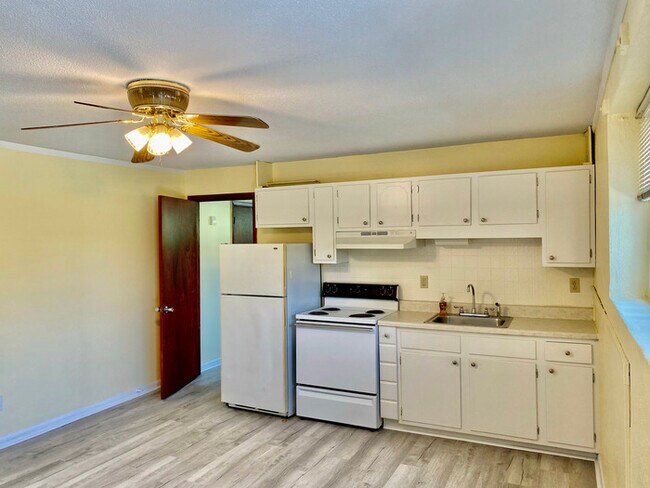 Foto del edificio - 1Bed/1Bath Multi-Family Property Off HWY 58!