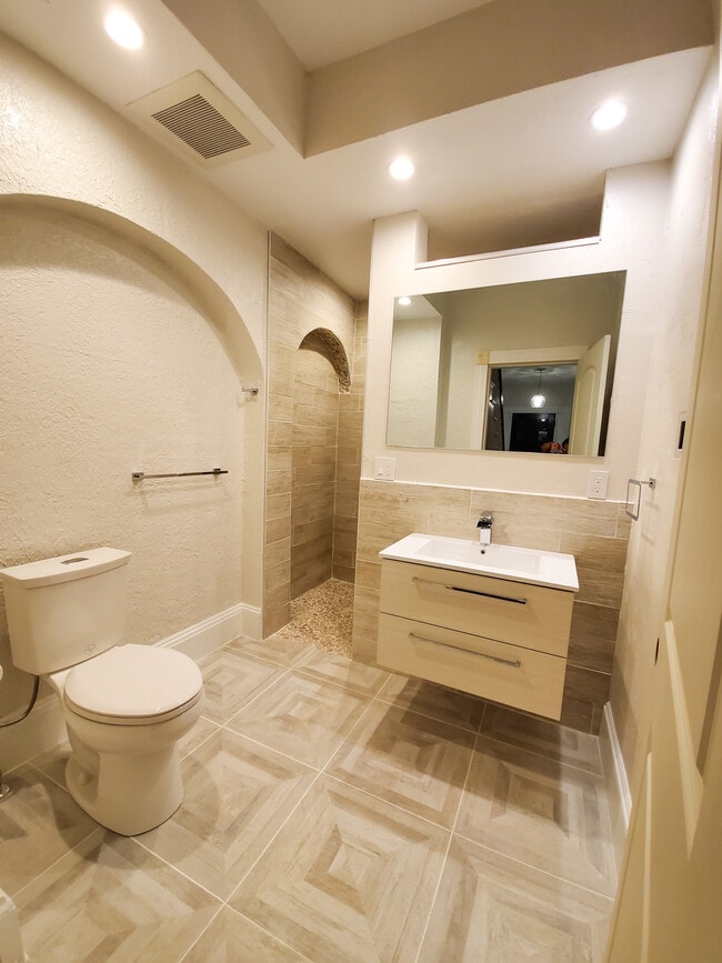 Baño completo en el primer piso - 571 Cambridge St