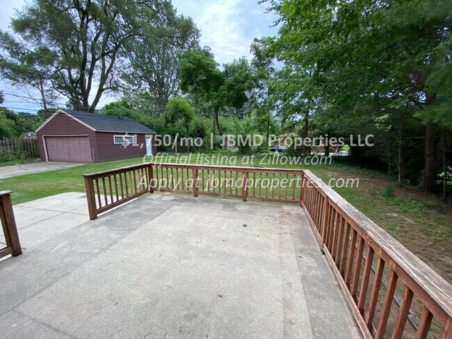 Building Photo - Large, beautiful and fully updated ranch