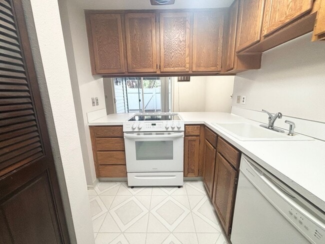 Building Photo - 2bedroom, 1.5 bathroom, ground floor condo...