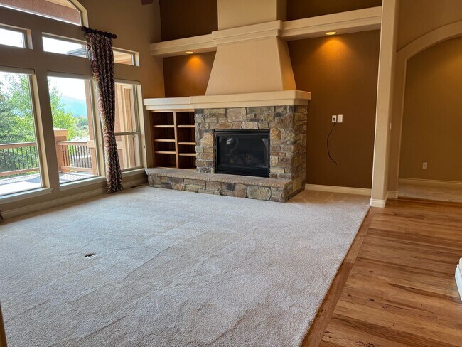 Building Photo - Prime location! 5 bed, 4 bath, 3 car!