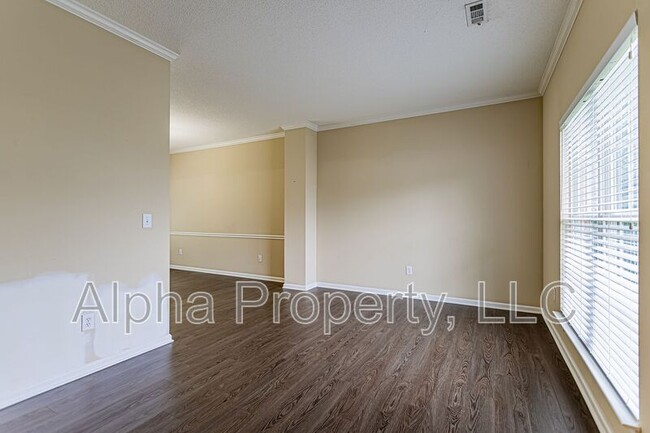 Building Photo - 8 Cotter Ln