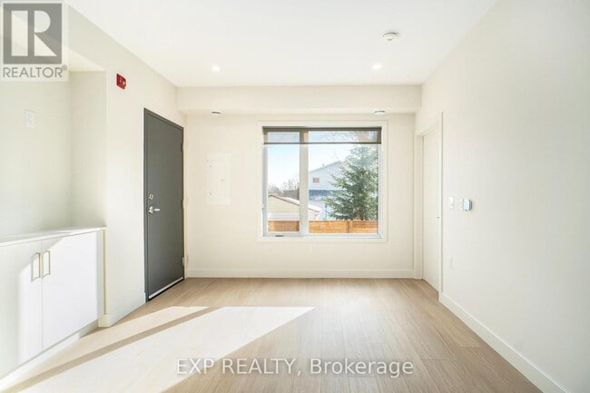 Building Photo - 158 Laval St