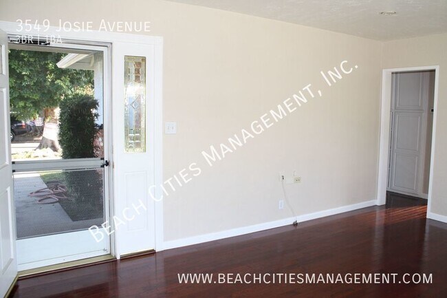 Building Photo - Beautiful 3 Bedroom with Two Car Garage on...
