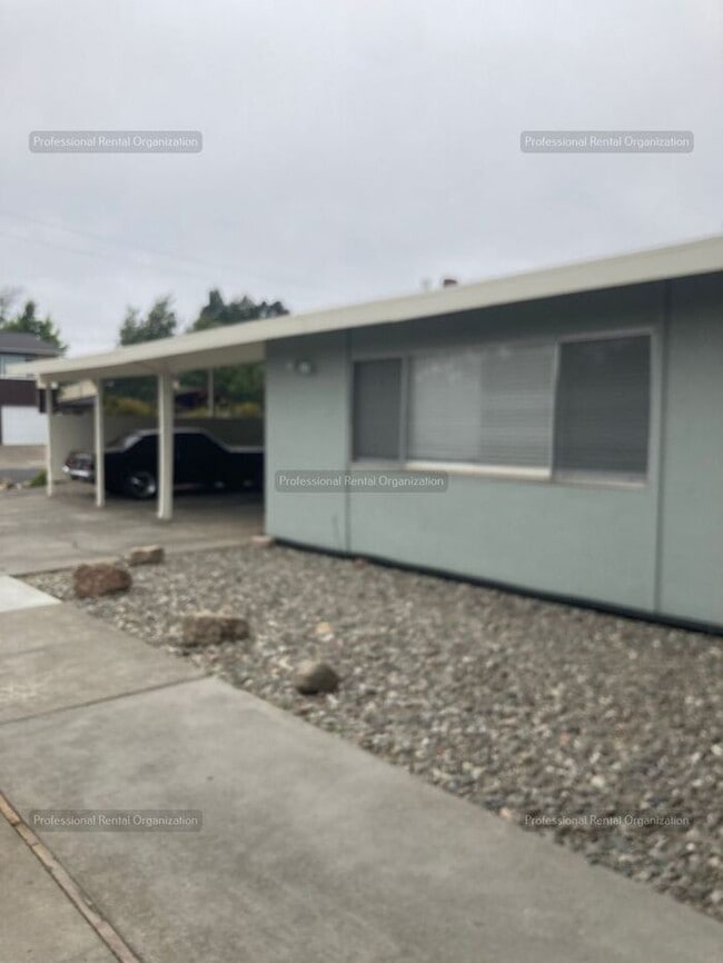 Building Photo - Location, Charm and comfort