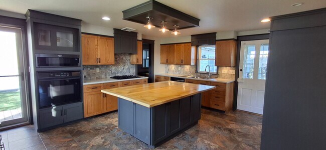Building Photo - 3 Bedroom 2.5 Bathroom Available in Marietta!