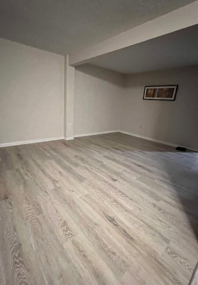 Foto del edificio - WELL MAINTAINED END UNIT TOWNHOUSE IN FARMBROOK