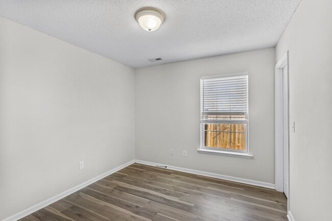 Building Photo - 120 Els Ln