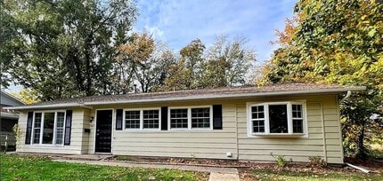 Building Photo - 4145 Camelot Dr