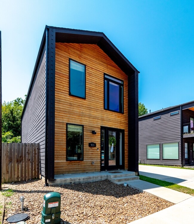 Building Photo - Holly Luxury Living