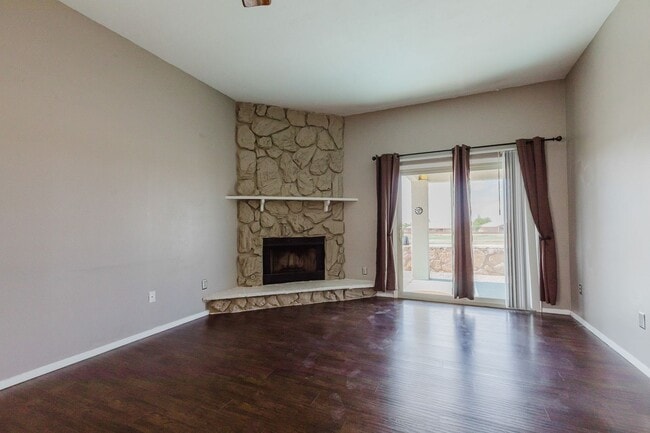 Building Photo - Newly Updated Two Bedroom Two Bath Townhou...