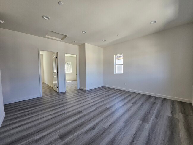 Foto del edificio - 1355 Point Loma Pl