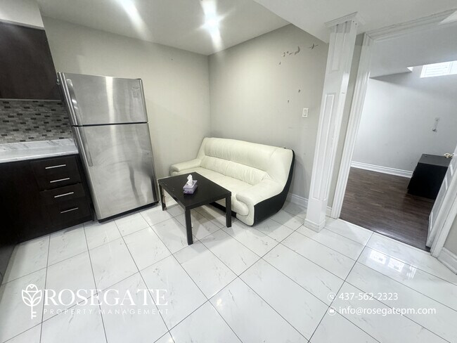 Photo du bâtiment - 2-Bedroom + Den Basement Apartment with Internet & Parking – Brampton