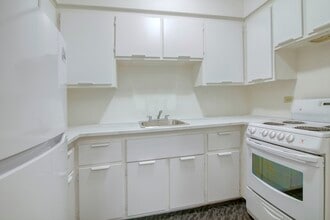 Building Photo - 2400 Av. Van Horne