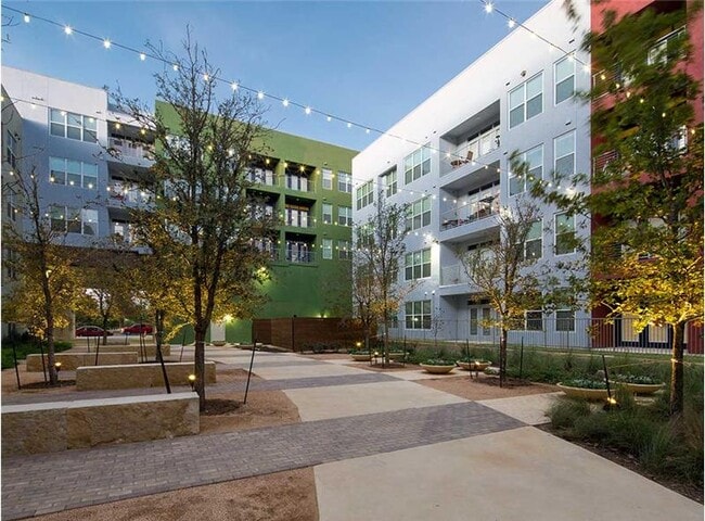 Building Photo - 1902 1/2 Simond Ave