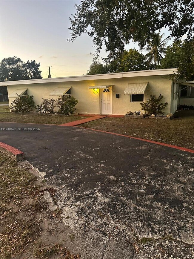 Building Photo - 1705 NE 157th Ter