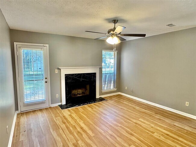 Building Photo - 728 E Gardendale Dr