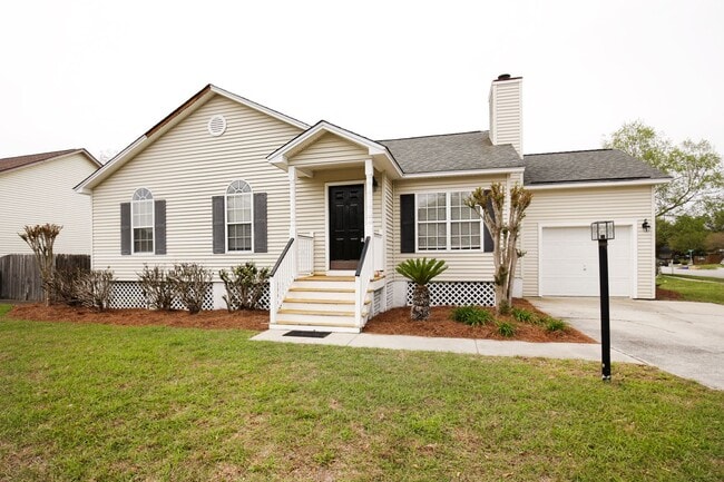 Available now. Beautiful fully renovated 3... - Available now. Beautiful fully renovated 3... House