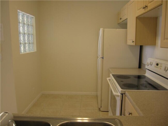 Building Photo - 1169 Golden Lakes Blvd