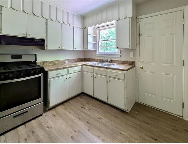 Building Photo - Charming Family Home | 3-4 Bedrooms | Large Yard | Convenient Location