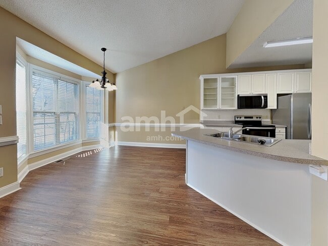 Building Photo - 702 Landing View Dr