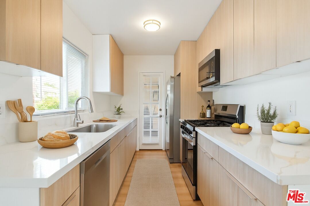 Foto principal - 8440 Willoughby Ave