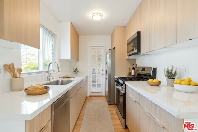 Foto del edificio - 8440 Willoughby Ave