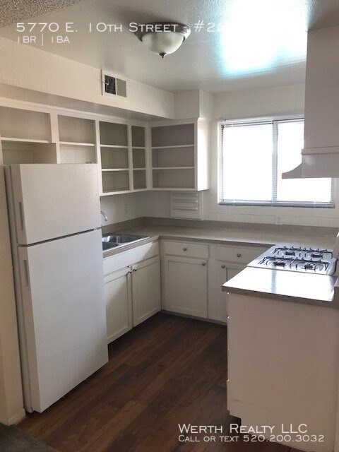 Foto del edificio - 5770 E 10th St