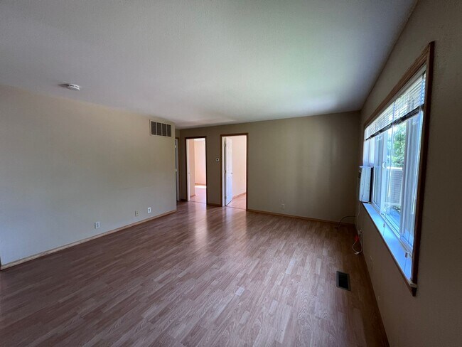 Building Photo - 2 Bd 1 Ba Duplex with fenced yard in Beaut...