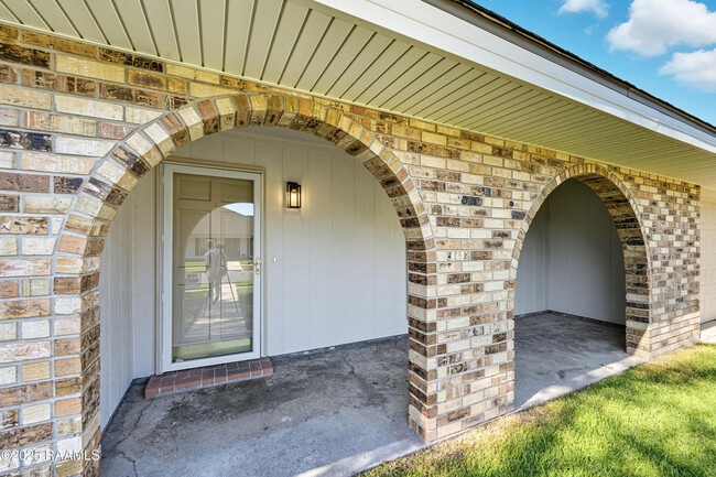 Building Photo - 119 Canada Dr