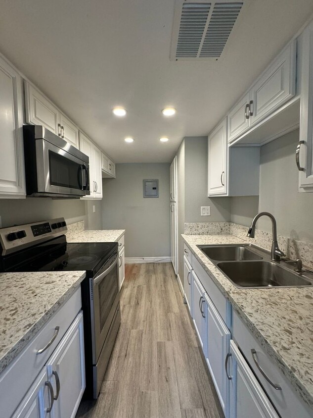 Primary Photo - Modern 2 Bed 1 Bath Townhouse in San Juan ...
