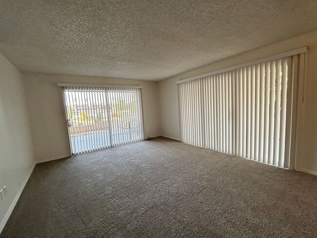 Building Photo - On the Lake, 2 Bed, 2 Bath, Great Views!