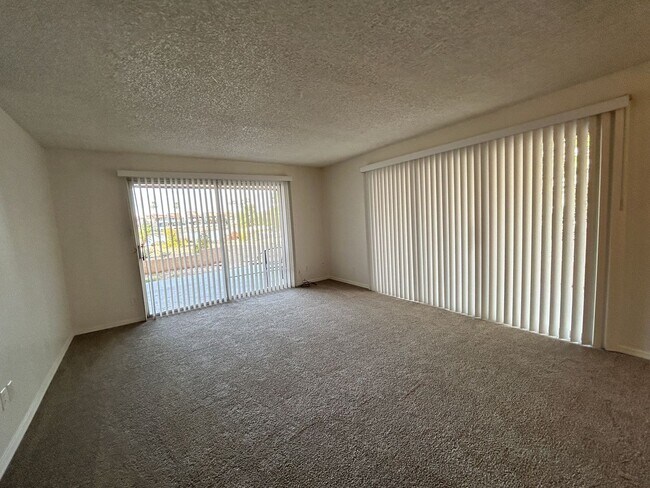 Foto del edificio - On the Lake, 2 Bed, 2 Bath, Great Views!