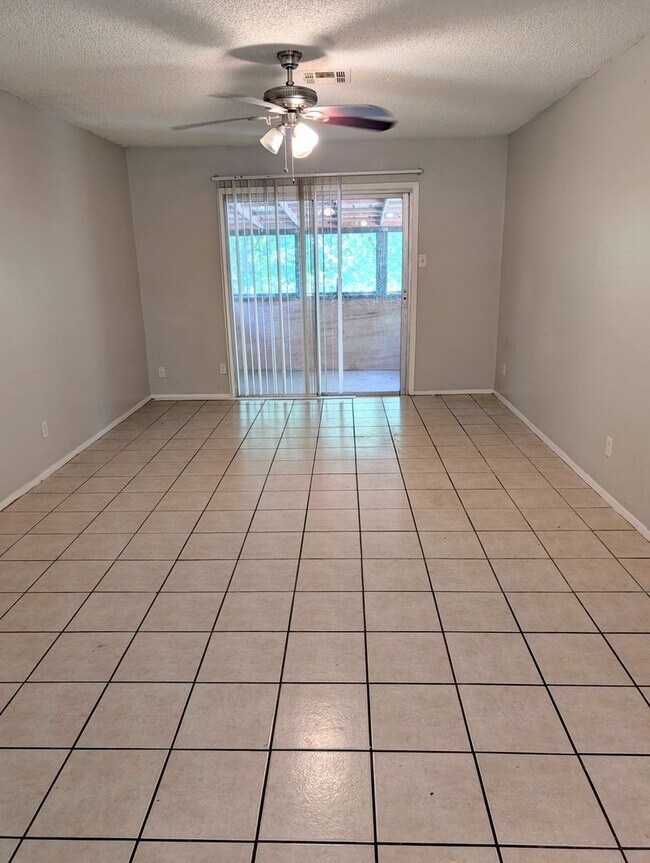 Foto del edificio - 3004 Pecan Springs Rd