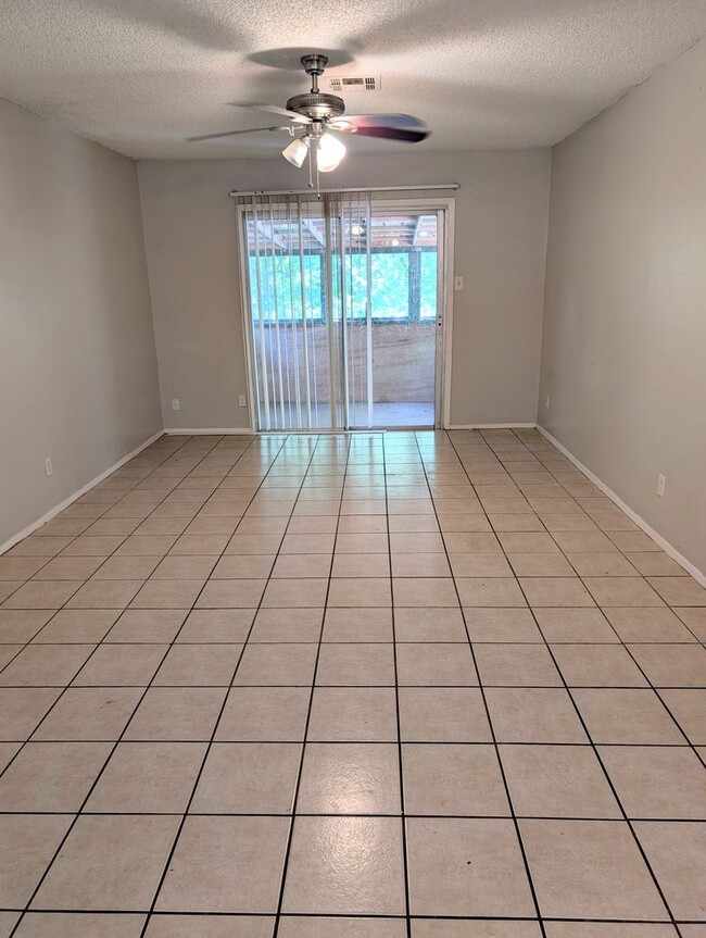 Building Photo - 3004 Pecan Springs Rd