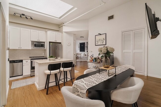 Photo - 188 North St Apartment