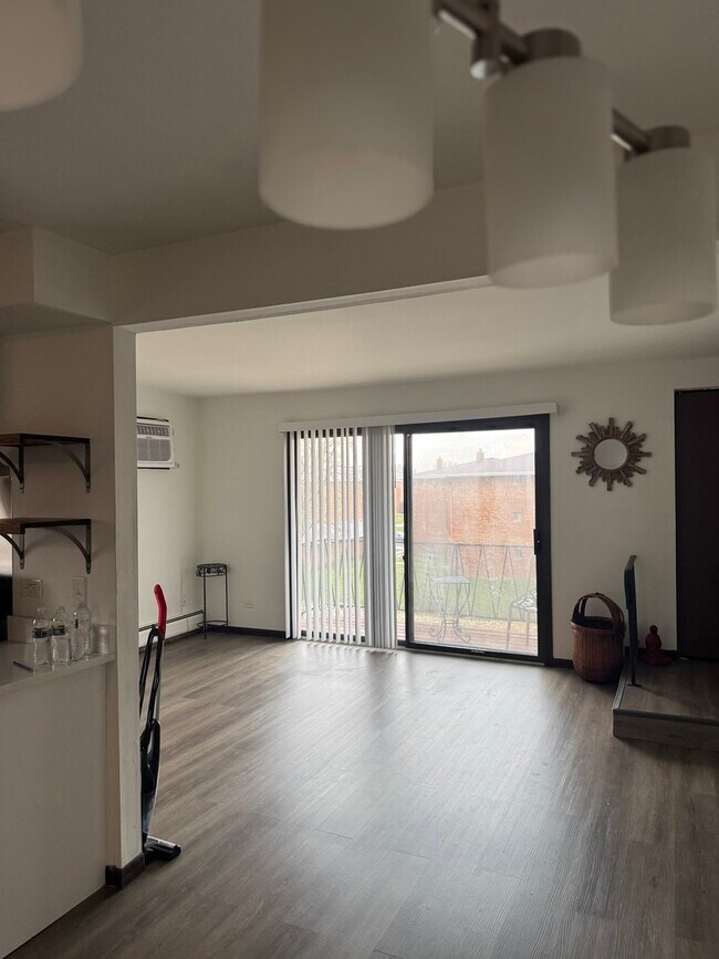 Foto del edificio - 15744 Lake Dr