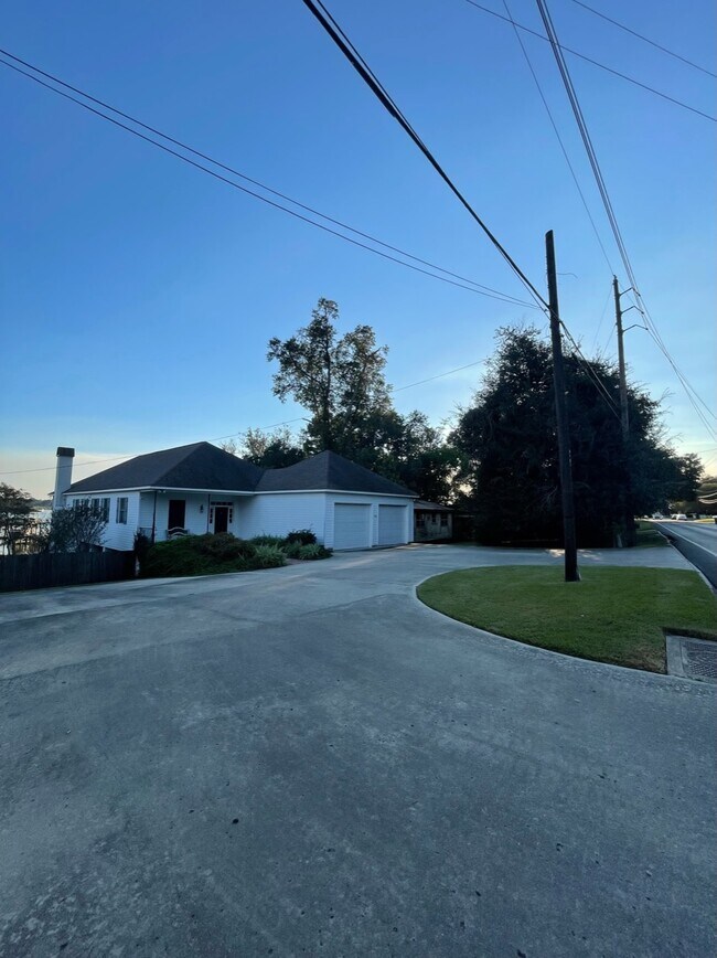 Foto del edificio - 1200 E Main St