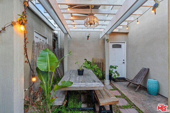 Foto del edificio - 4183 Commonwealth Ave