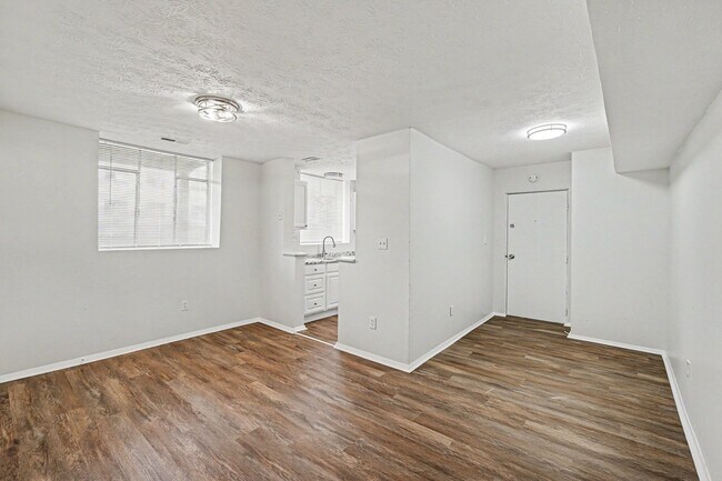 Building Photo - 562 Glenwood Ave