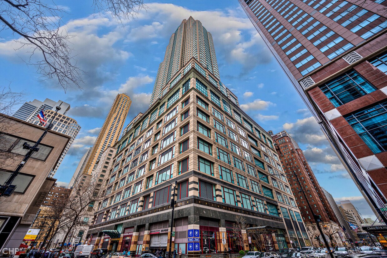 Foto principal - 100 E Huron St