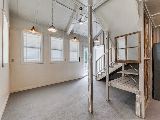 Building Photo - 1005 Center Cir