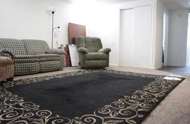 Building Photo - $1450  | 3 Bedroom, 1 Bathroom Duplex | No...