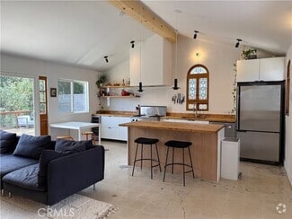 Building Photo - 8515 Crescent Dr
