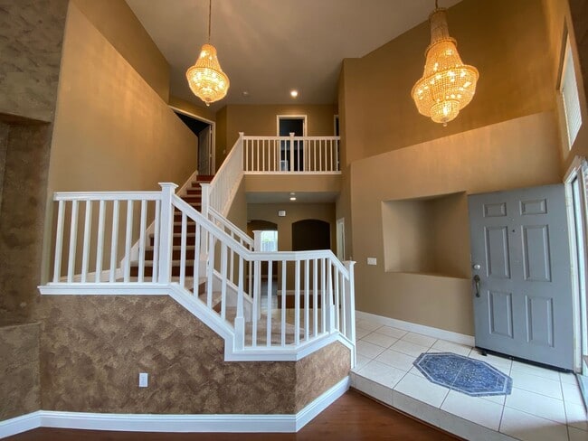 Building Photo - $500 move-in bonus on thisLarge Exquisite ...