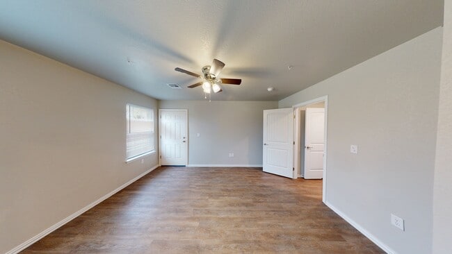 Building Photo - 409 E Tonner Ave