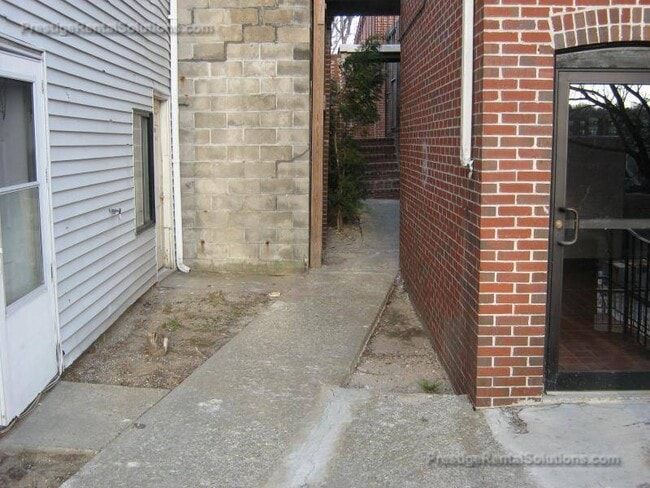Building Photo - 72 Devens St